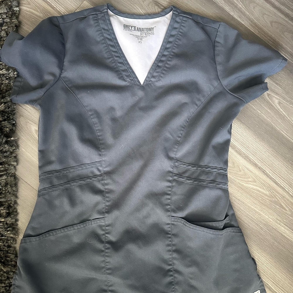 Greys anatomy Gray Scrub Top XS